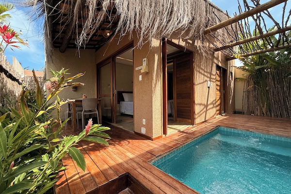 Camera Premium, piscina privata, vista piscina | Area soggiorno | Smart TV