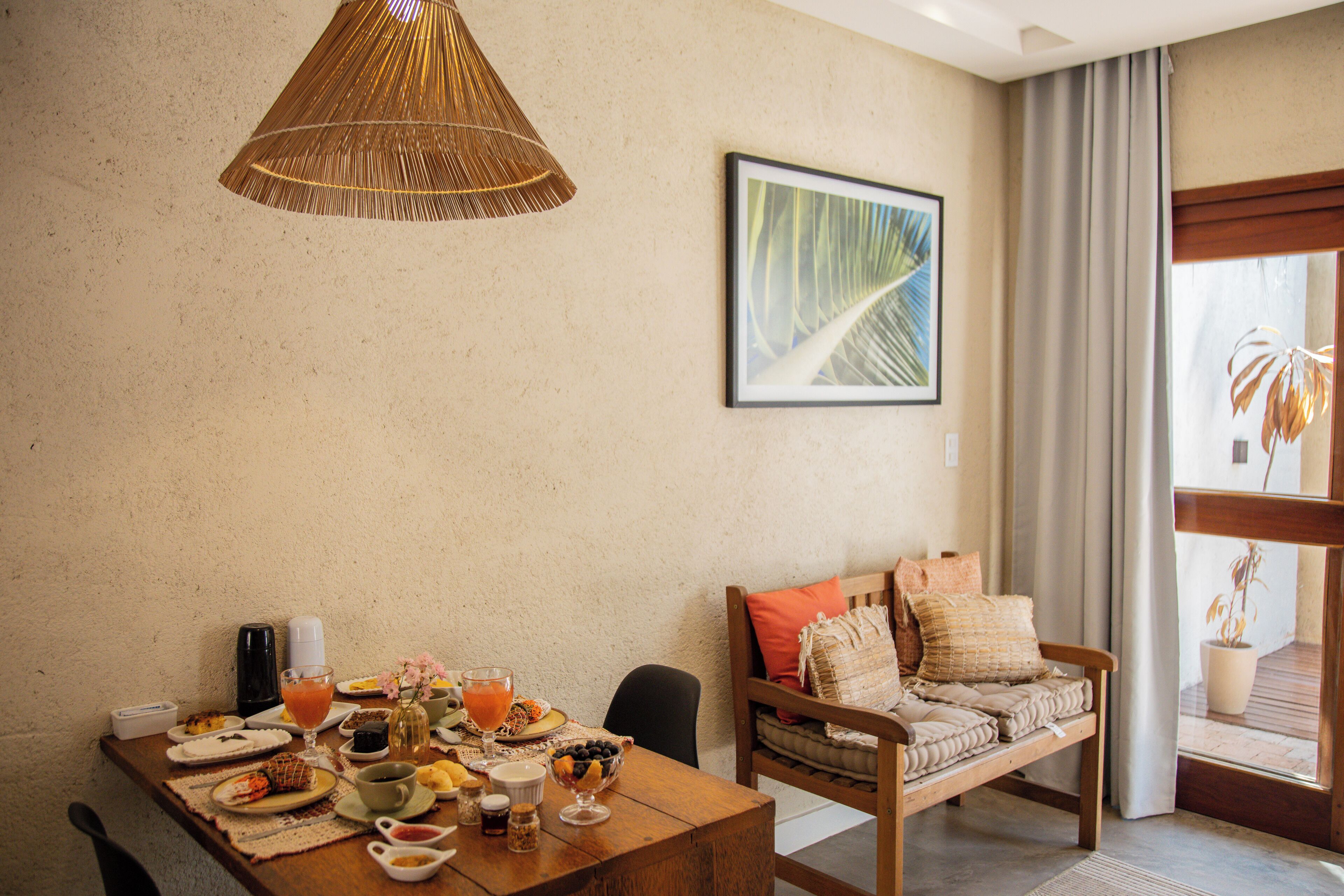 Quarto executivo, piscina particular, vista para a piscina | Individualmente decorados, individualmente mobiliados, Wi-Fi de cortesia