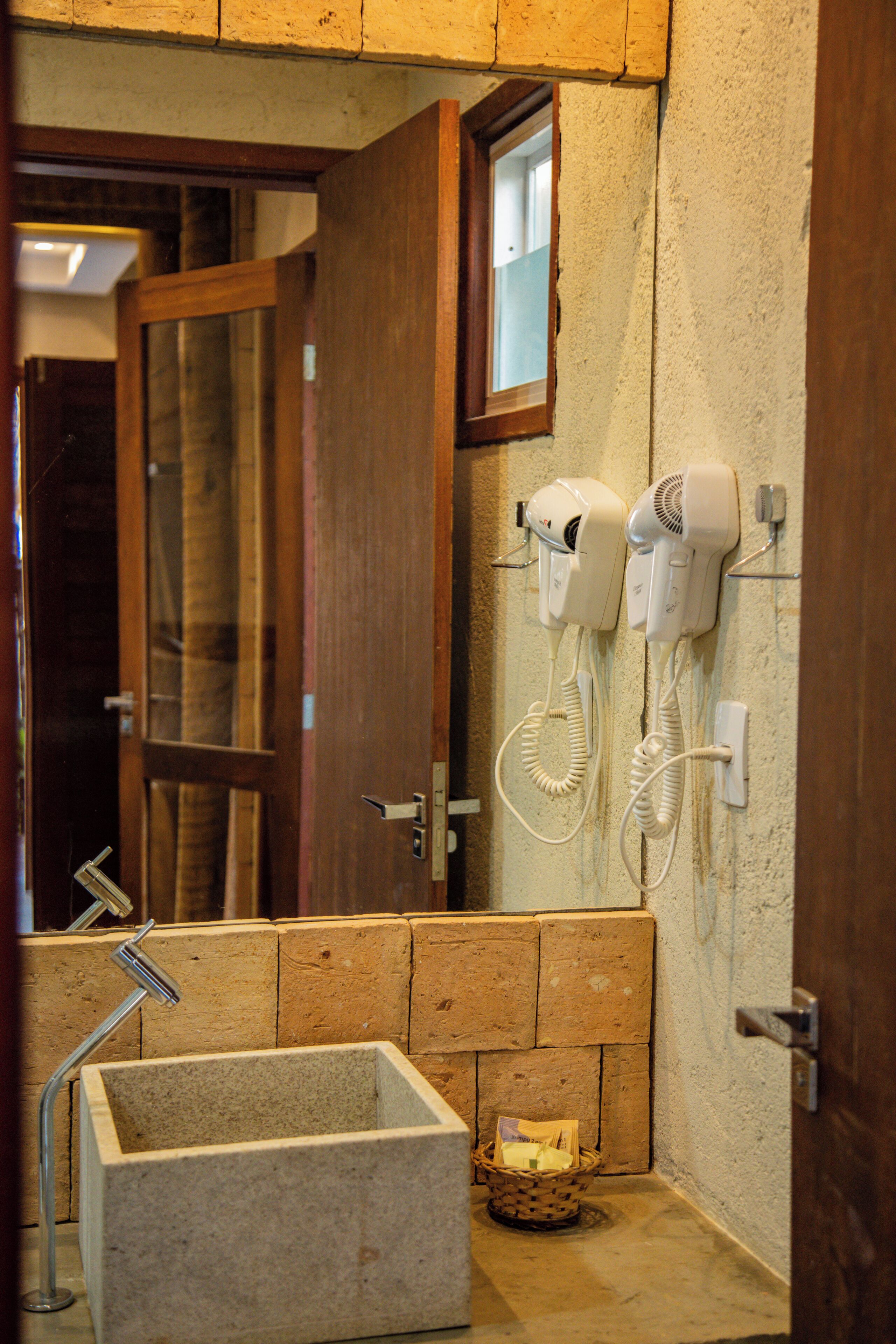 Quarto standard, piscina particular, vista para a piscina | Banheiro | Chuveiro, secador de cabelo, sabonete, shampoo