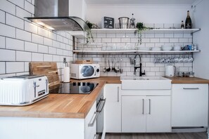 Microondas, horno, parrilla de estufa y lavavajillas 