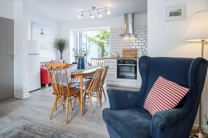 Smart TV, fireplace - Norton Cottage - 3 Bedroom Cottage - Tenby (Tenby)