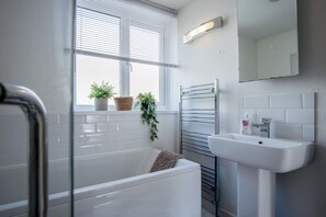 Separate tub and shower, towels