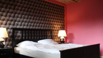 Familienapartment, 2 Schlafzimmer, Küche, Gartenblick | 1 Schlafzimmer, individuell dekoriert, Schreibtisch, Reisekinderbett