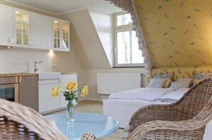 Basic Double Room | 1 bedroom, individually decorated, desk, travel crib