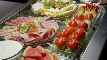 Tägliches Frühstücksbuffet (18 EUR pro Person)