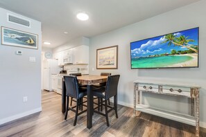 Dining - Beautifully decorated condo in the beautiful Courtyard! Heated pool and short wa (Port Aransas)