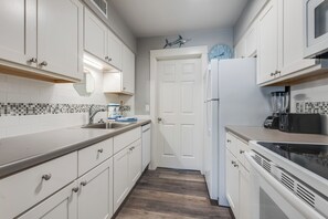 Fridge, microwave, oven, stovetop - A Cozy Getaway Near the Beach, Poolside Condo (Port Aransas)