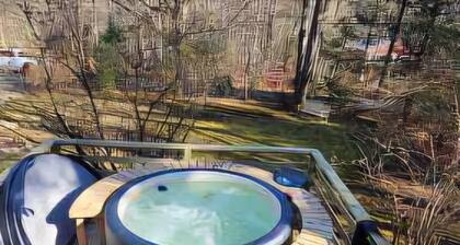 Beautiful Home w/ Hot Tub in a Private Lake Community