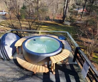 Beautiful Home w/ Hot Tub in a Private Lake Community