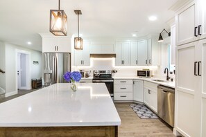 Fridge, microwave, stovetop, dishwasher - Hot Tub Haven 2 Mi to Beach! ‘Christy's Cottage’ (Snow Hill)