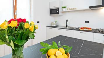 Een koelkast, een microgolfoven, een vaatwasser