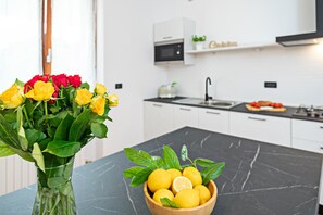 Réfrigérateur, micro-ondes, lave-vaisselle, cafetière/bouilloire