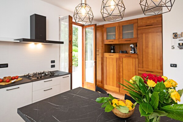 Jääkaappi, mikroaaltouuni, astianpesukone, kahvin-/teenkeitin