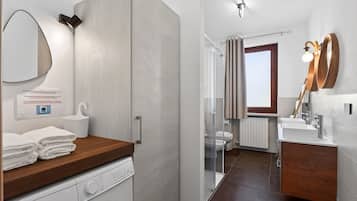 Dusche, Haartrockner, Handtücher, Toilettenpapier