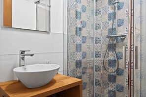 シャワー、ヘアドライヤー、タオル、トイレットペーパー