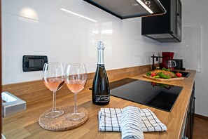 Fridge, microwave, dishwasher, coffee/tea maker - Regarda - "Villa Ida, Giarole unit" with pool and air conditioning (Costermano)