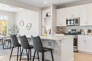 Casa, 5 habitaciones | Cocina privada | Refrigerador, horno, cafetera y tetera y tostadora 
