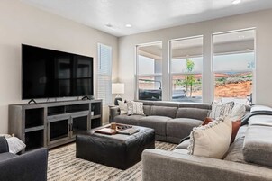 Casa, 5 habitaciones | Zona de estar | Una Smart TV