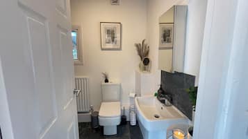 Dusj, hårføner, håndklær og såpe