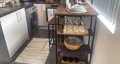 Cute+ Cozy Guesthouse for 2 + secure off-road -parking