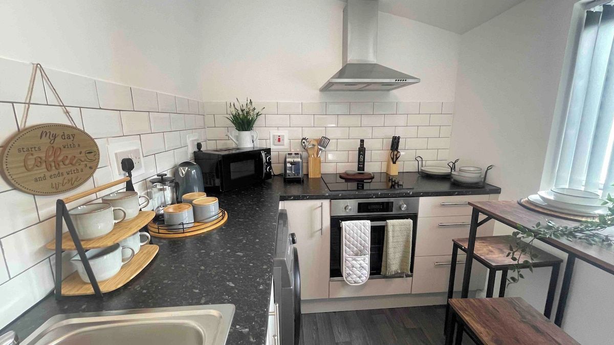 Coffee/tea maker, fridge, microwave, oven