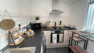 Coffee/tea maker, fridge, microwave, oven