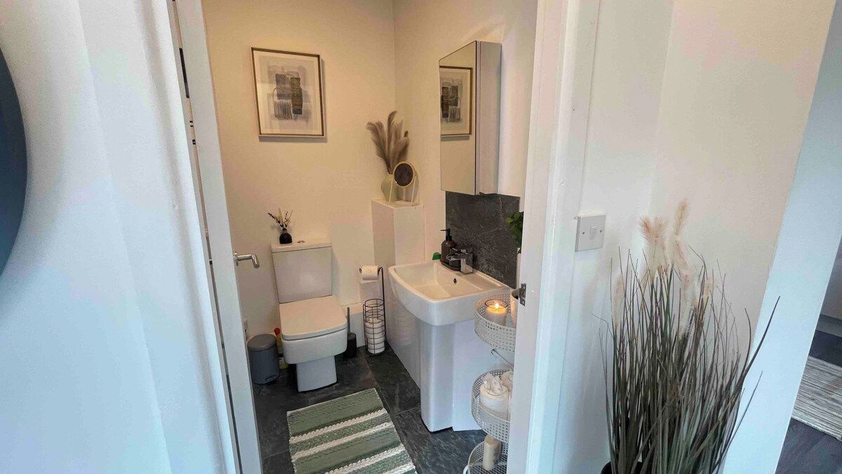 Ein Badezimmer mit Toilette, Waschbecken und Spiegel.