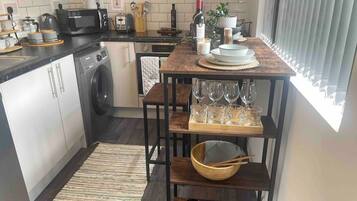 Coffee/tea maker, fridge, microwave, oven