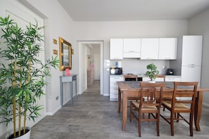 Appartement Classique | Cuisine privée | Réfrigérateur, micro-ondes, four, plaque de cuisson