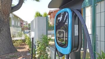 Electric vehicle charging station