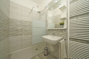 Basic Apartment | Bathroom | Shower, free toiletries, hair dryer, bidet - Villa Caterina Apartments (Desenzano del Garda)