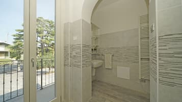 Business Apartment | Bathroom | Shower, free toiletries, hair dryer, bidet