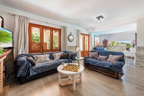 TV - Villa Muralla - Two Bedroom Villa, Sleeps 4 (Mallorca)
