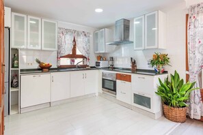 Fridge, microwave, oven, dishwasher - Villa Muralla - Two Bedroom Villa, Sleeps 4 (Mallorca)