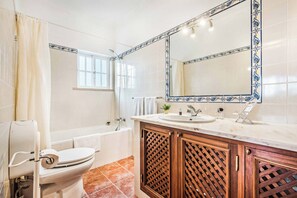 Duschwanne, Bidet, Handtücher