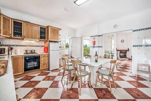 Geladeira, micro-ondas, fogão, lava-louças