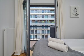 公寓, 2 间卧室, 双浴室, 河景 | 2 多间卧室、办公桌、婴儿床、床单