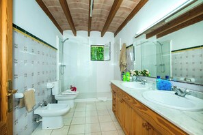Tina con regadera, bidet, toallas 