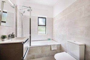 Duschwanne, Bidet, Handtücher