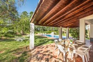 تناول الطعام بالخارج