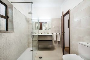 Combined shower/tub, bidet, towels