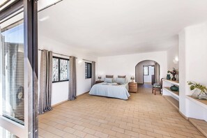 5 bedrooms, WiFi, bed sheets