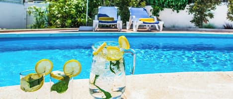 حمّام سباحة مُدفَّأ