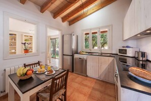 Kühlschrank, Mikrowelle, Ofen, Geschirrspüler