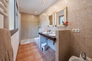 Duschwanne, Bidet, Handtücher