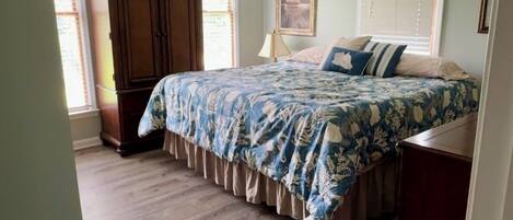 4 bedrooms, desk, free WiFi, bed sheets