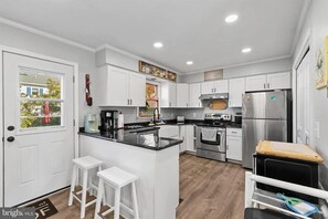 Køleskab, mikrobølgeovn, ovn, kogeplade