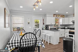 Dining - 4 bedroom, 2 bath home with covered deck, firepit, fenced yard - with linens! (Ocean View)