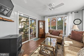 Smart TV, fireplace, DVD player, stereo - 4 bedroom, 2 bath home with covered deck, firepit, fenced yard - with linens! (Ocean View)