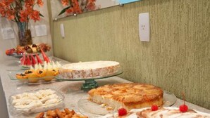 Un bufé con diversos postres y pasteles.